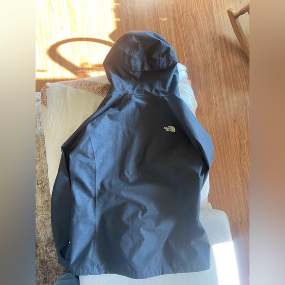The North Face jacket waterproof. - Picture 3 of 3